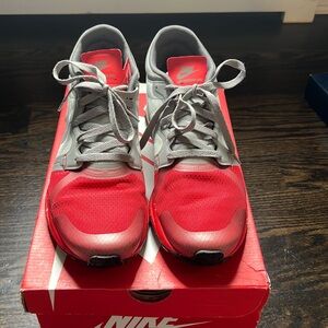 Selling Men’s NIKE Berwude Mid Running shoes.  Good condition.  Size 9.5 men.